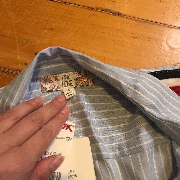 Cute modern Pink Rose shirt new with tags - Picture 3 of 3